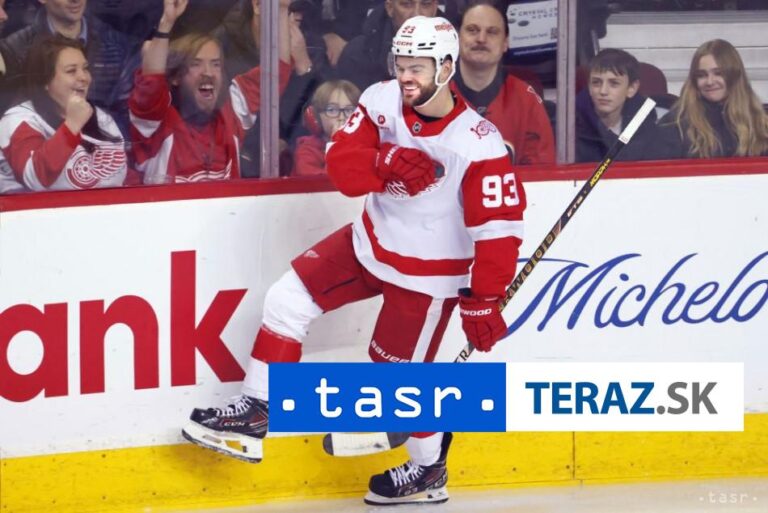 Detroit vyhral v Calgary 4:3, DeBrincat s dvoma gólmi a asistenciou