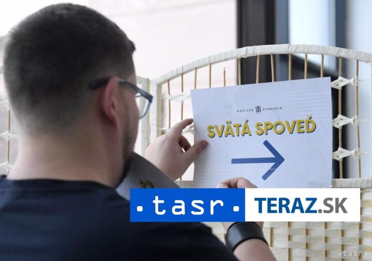 Kňazi opäť ponúkajú spoveď na košickej železničnej stanici