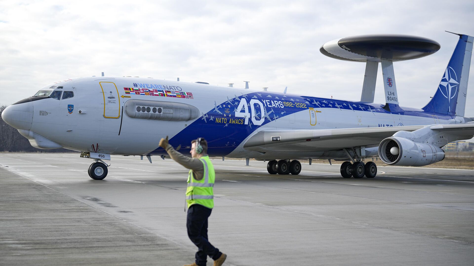 Lietadlo NATO AWACS je nasmerované na parkovacie miesto na rumunskej leteckej základni Baza 90 v Otopeni, Rumunsko - Sputnik International, 1920, 10.12.2025
