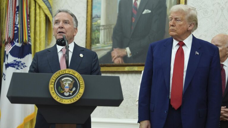 Trump chváli „veľkého obchodníka“ Witkoffa ako sprostredkovateľa napriek nedostatku odborných znalostí o Rusku